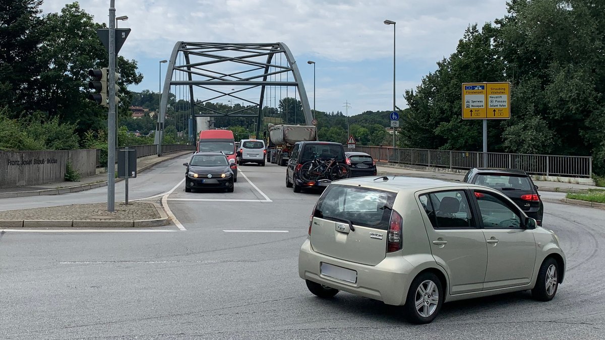 Die Franz-Josef-Strauß Brücke in Passau