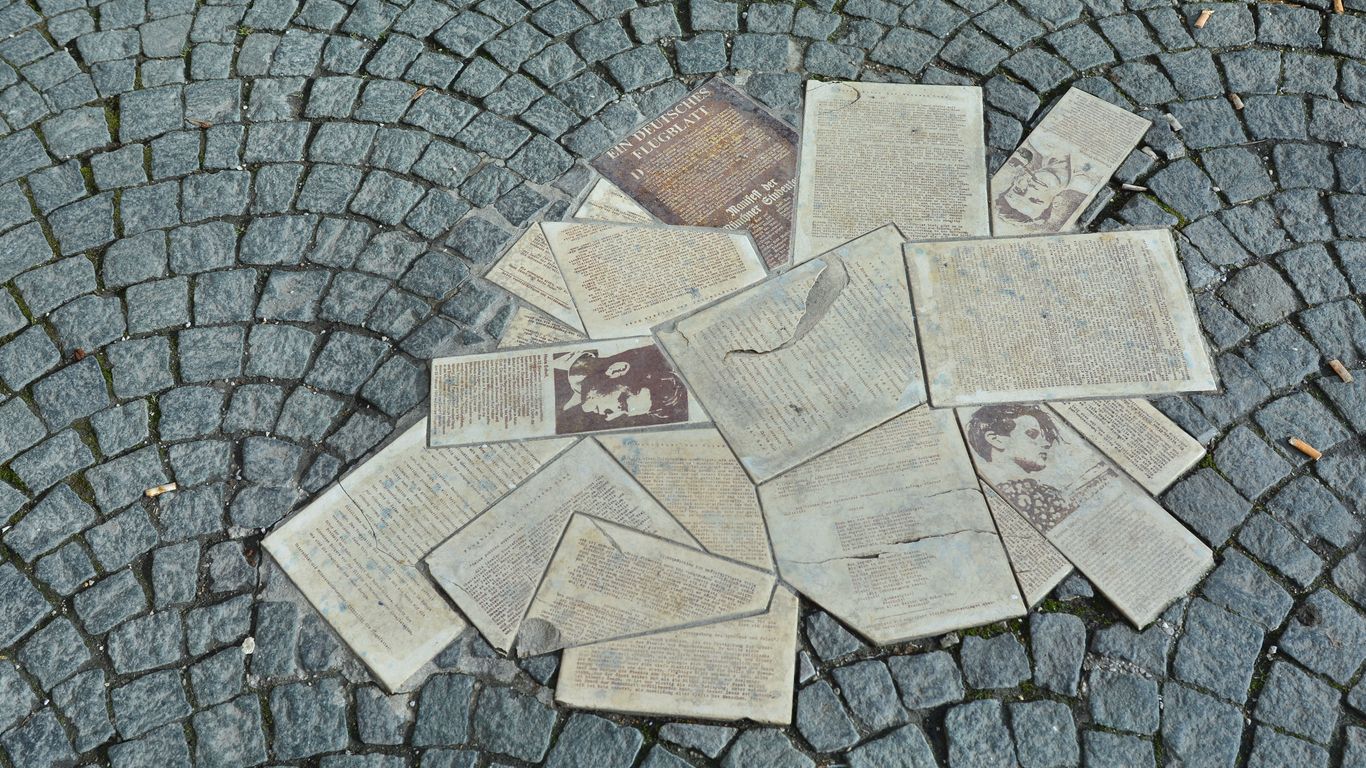Die steinernen Bodenplatten am Geschwister-Scholl-Platz in München erinnern an die führenden Mitglieder der 