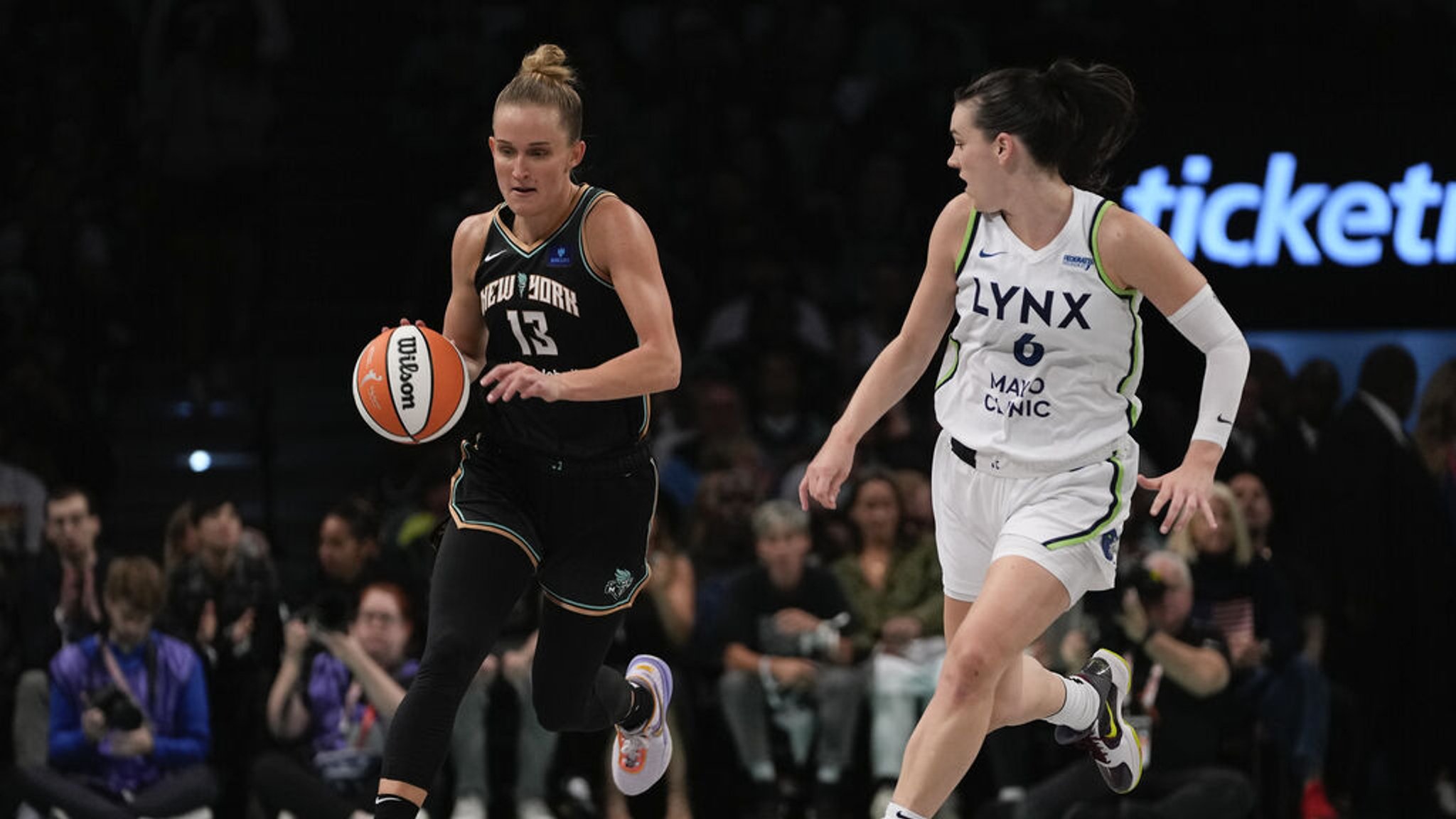 New York Liberty-Stürmerin Leonie Fiebich läuft gegen Minnesota Lynx-Stürmerin Bridget Carleton