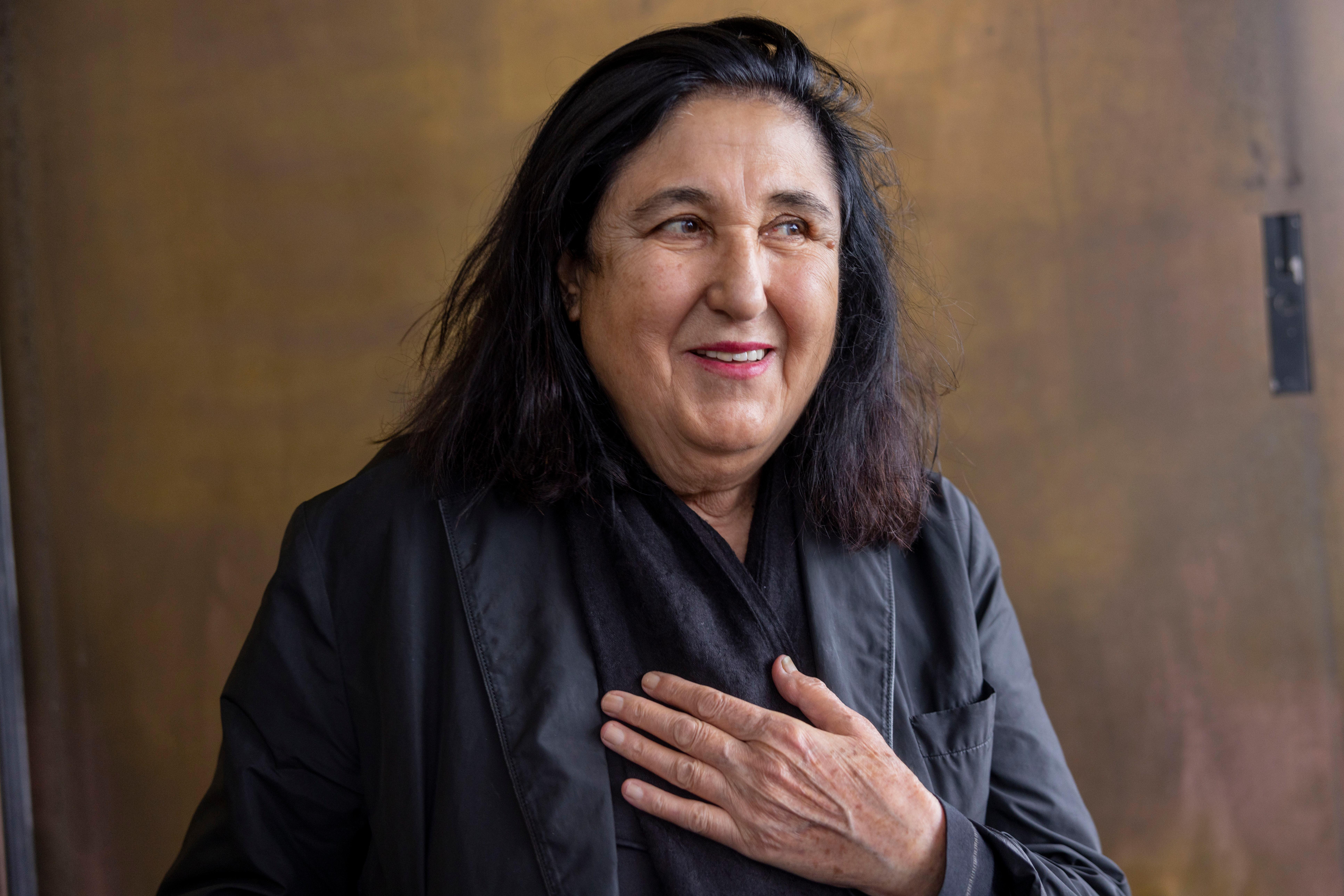 Die Schriftstellerin Emine Sevgi Özdamar vor dem Staatstheater Darmstadt | Bild:picture alliance/dpa | Helmut Fricke