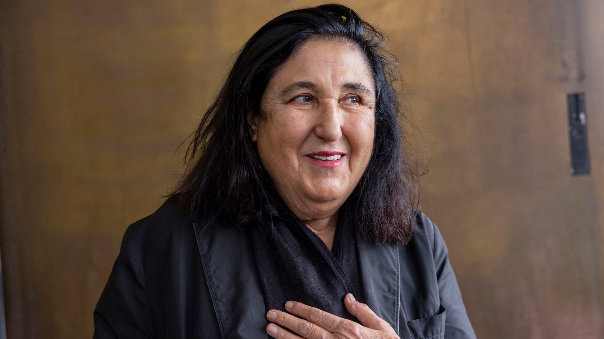 Die Schriftstellerin Emine Sevgi Özdamar vor dem Staatstheater Darmstadt