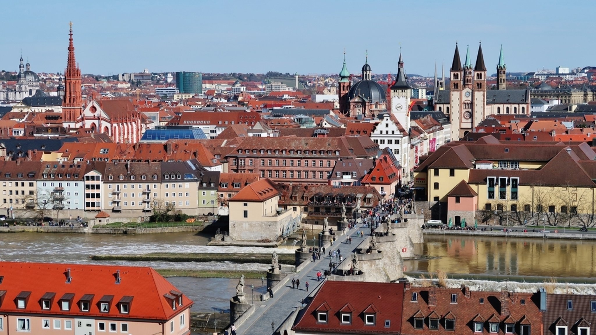 Blick vom Festungsberg aus auf die Mainbrücke und die Stadt Würzburg.