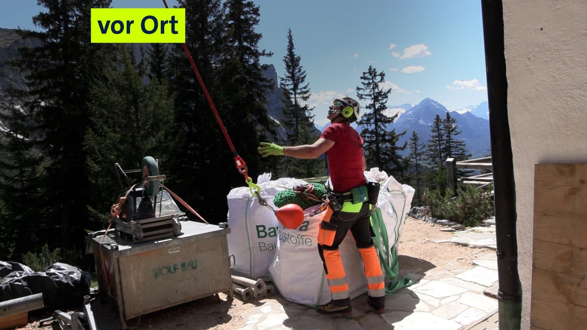 Baumaterialien müssen per Helikopter auf die Hochlandhütte transportiert werden.