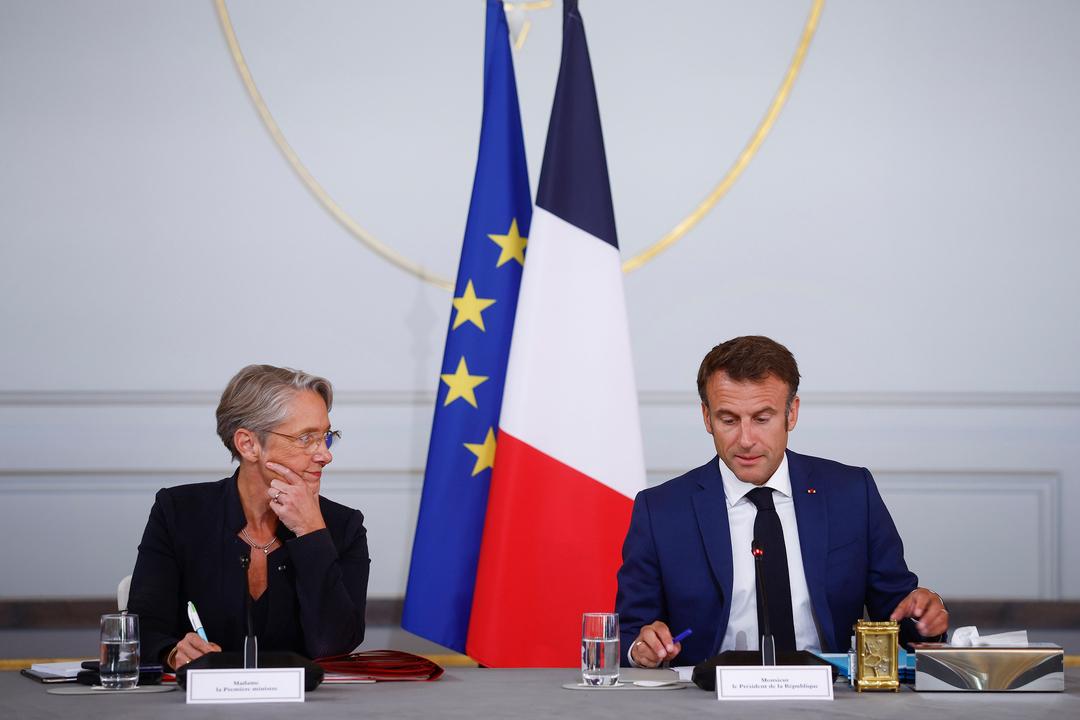 Archivbild: Elisabeth Borne, Premierministerin von Frankreich, und Emmanuel Macron, Präsident von Frankreich, sitzen nebeneinander vor der EU- und Frankreichflagge