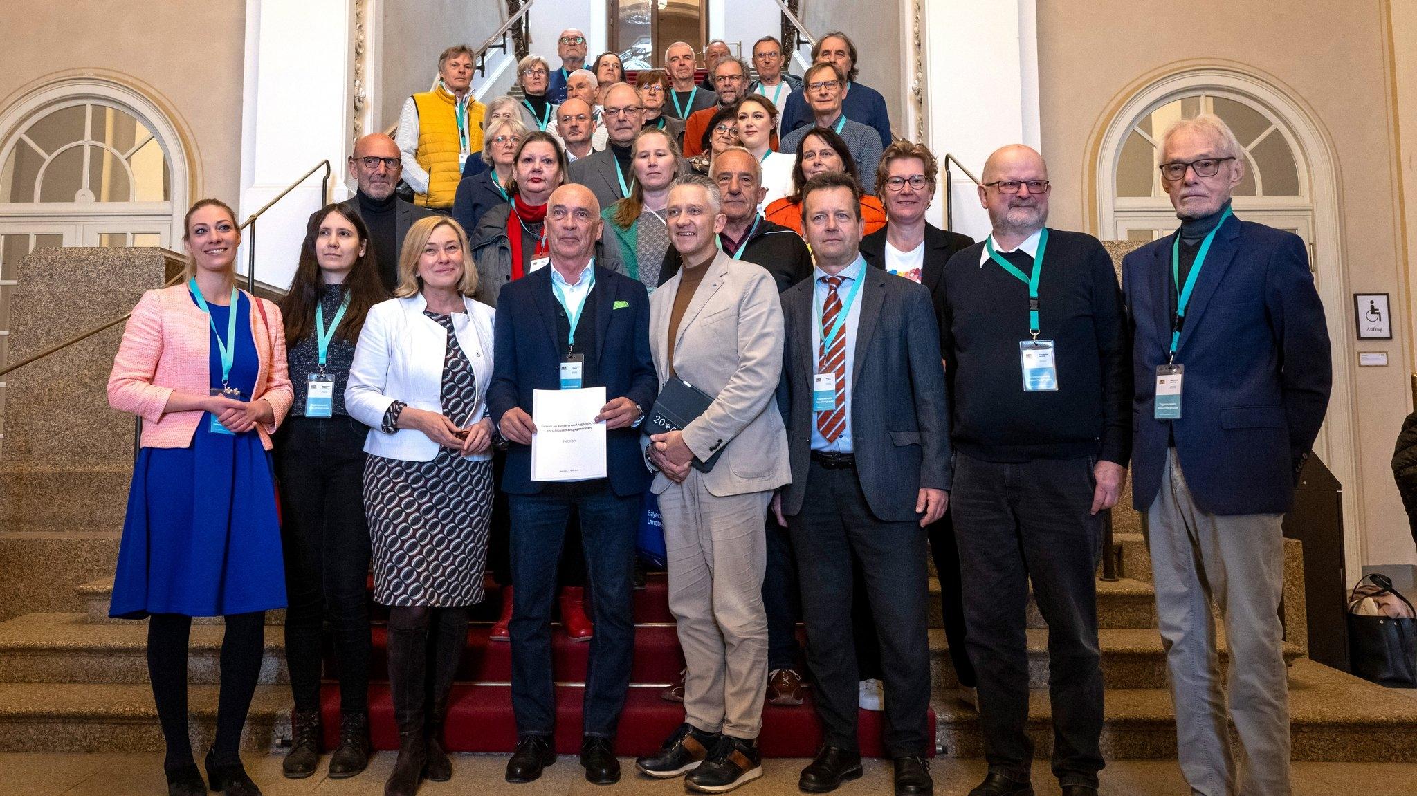 Im April überreichten Betroffene und ihre Unterstützer die Petition dem Landtag - am Donnerstag wurde sie im Landtag verhandelt
