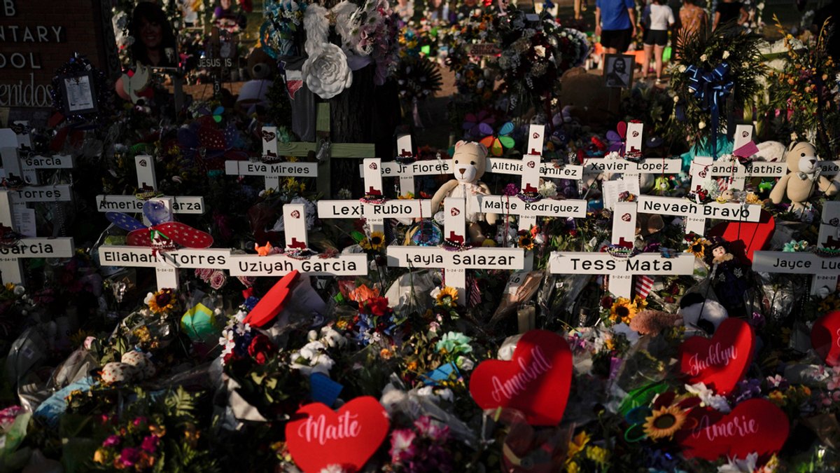 Kreuze mit den Namen der Opfer an einer Gedenkstätte zu Ehren der Opfer nach einem Schulmassaker in Uvalde.