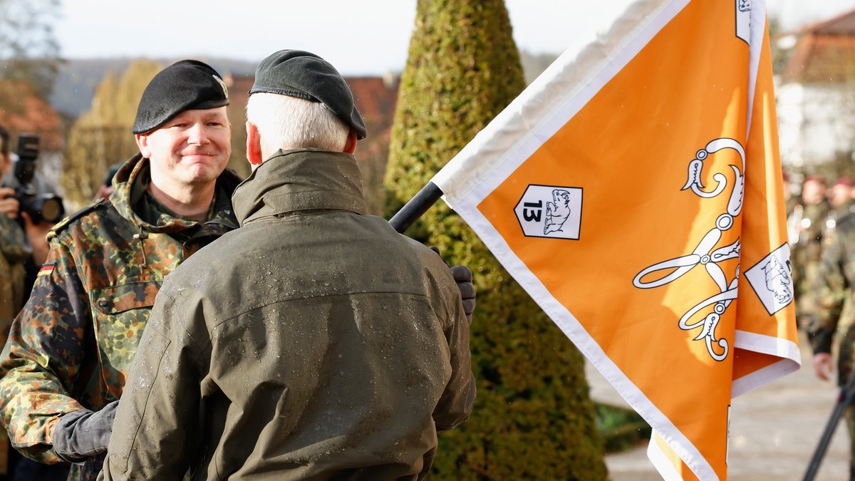 Generalmajor Ruprecht von Butler übergibt Brigadegeneral Gert-Jan Kooij symbolisch die Division Flagge der 13. Niederländischen Leichten Brigade.