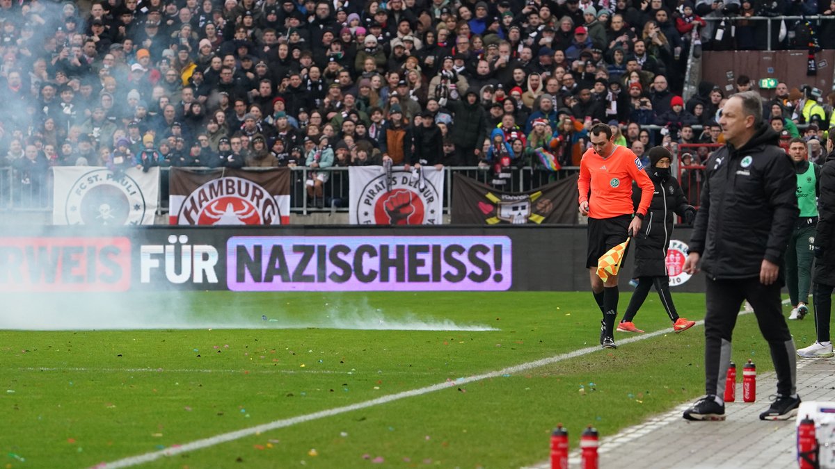 Böllerwurf bei St. Pauli gegen Fürth sorgt für Schreckmoment