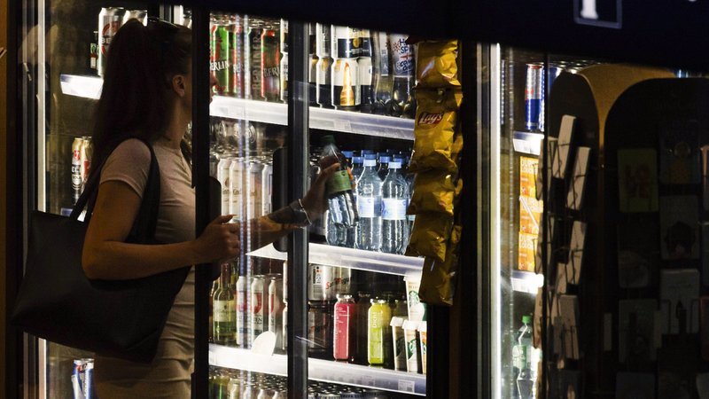 (Symbolbild) Eine Frau holt sich ein Getränk aus dem Kühlfach. | Bild: picture alliance / Ute Grabowsky/photothek.de | Ute Grabowsky (Symbolbild) Eine Frau holt sich ein Getränk aus dem Kühlfach.