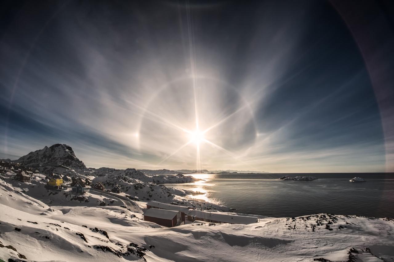 Eislandschaft in Grönland mit gleissender Sonne