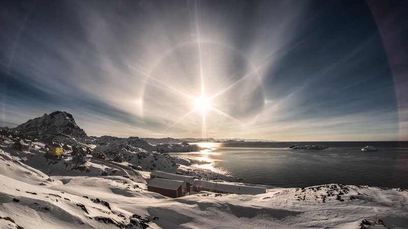 Eislandschaft in Grönland mit gleissender Sonne