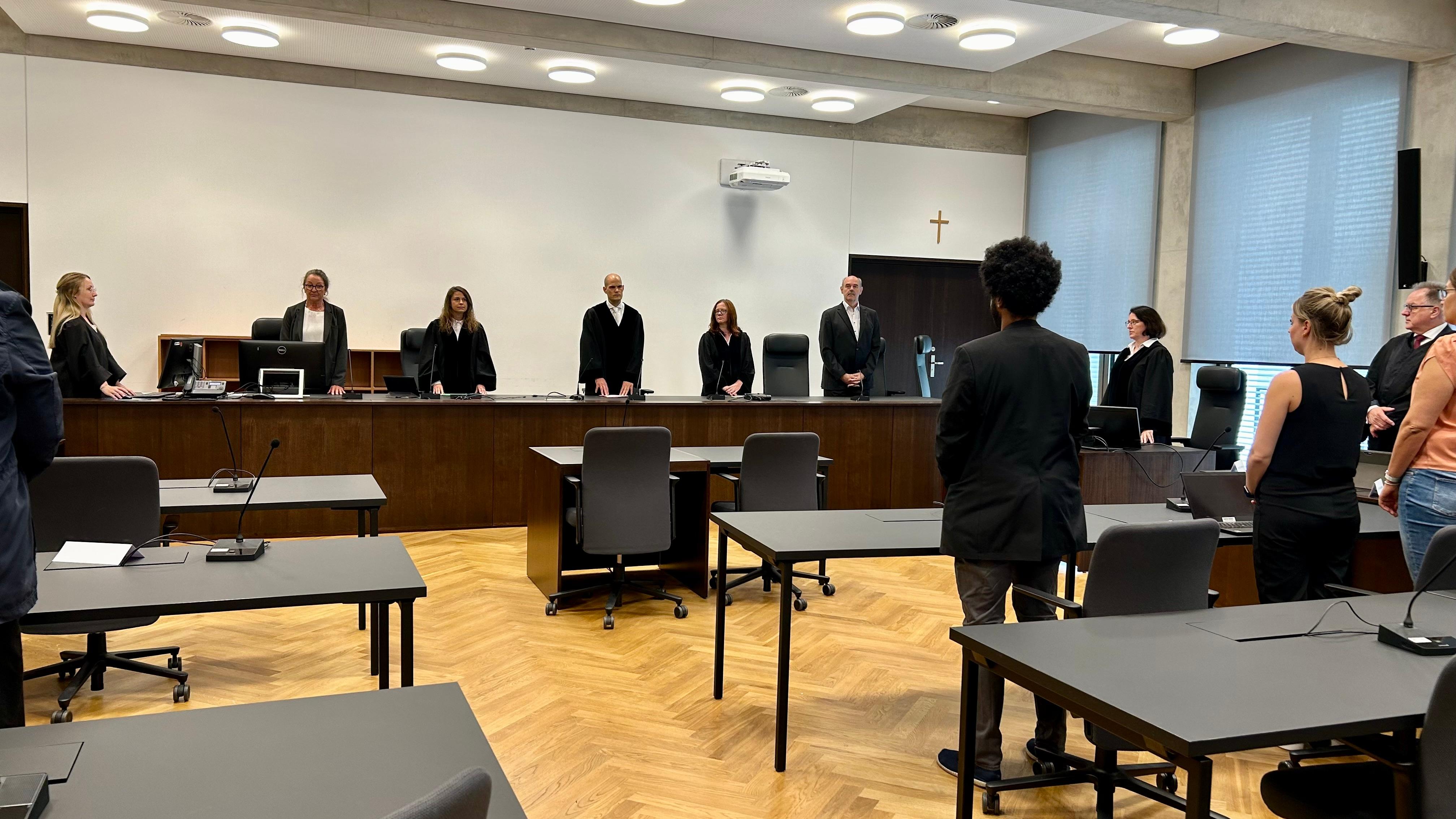 Richter im Gerichtssaal.