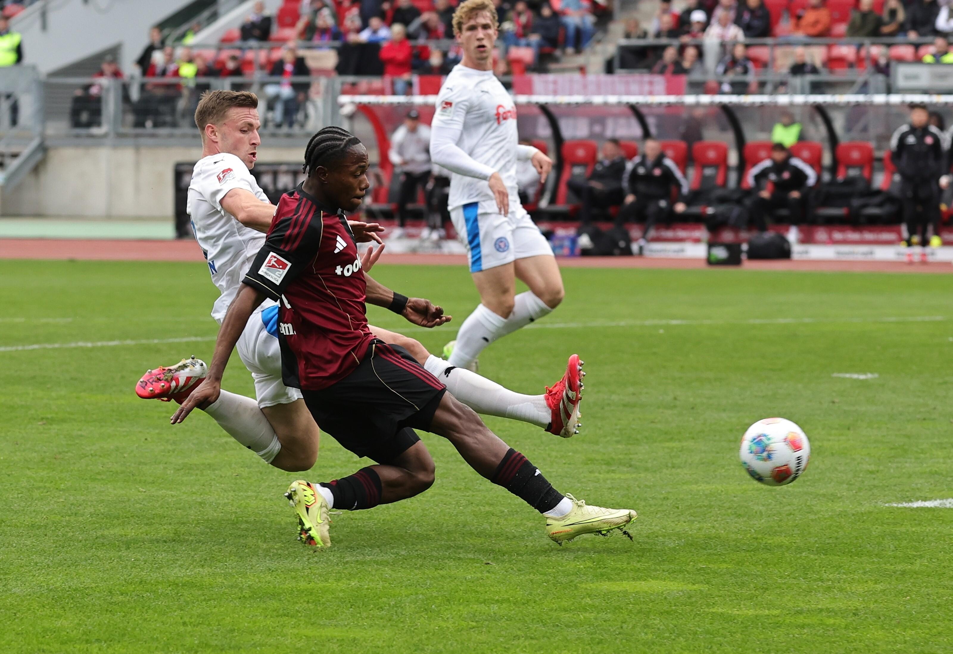 Nürnbergs Mohamed Ali Zoma bei seinem Treffer zum 1:0 gegen Holstein Kiel