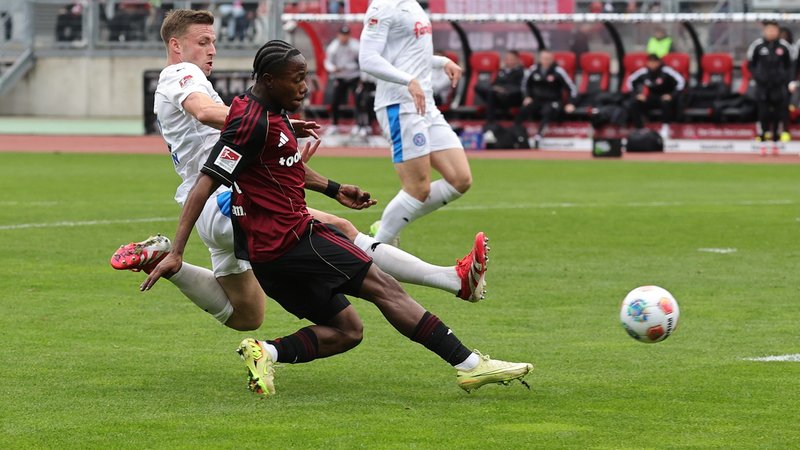 Nürnbergs Mohamed Ali Zoma bei seinem Treffer zum 1:0 gegen Holstein Kiel | Bild: picture-alliance/dpa Nürnbergs Mohamed Ali Zoma bei seinem Treffer zum 1:0 gegen Holstein Kiel