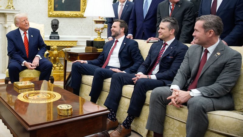 Washington, 13.03.25: US-Präsident Trump mit Vizepräsident Vance, Verteidigungsminister Hegseth und Sicherheitsberater Waltz (v.l.n.r.). | Bild: pa/Captital Pictures Washington, 13.03.25: US-Präsident Trump mit Vizepräsident Vance, Verteidigungsminister Hegseth und Sicherheitsberater Waltz (v.l.n.r.).