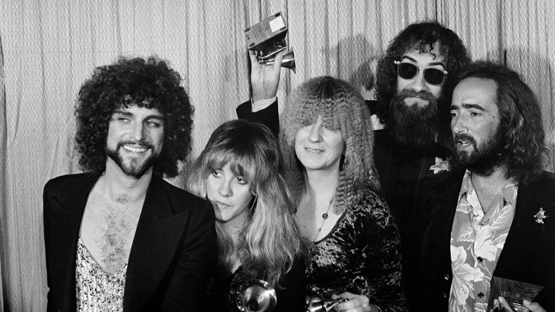 Die Mitglieder der Band Fleetwood Mac feiern 1978 ihren Grammy. | Bild: picture alliance / ASSOCIATED PRESS | Richard Drew Die Mitglieder der Band Fleetwood Mac feiern 1978 ihren Grammy.