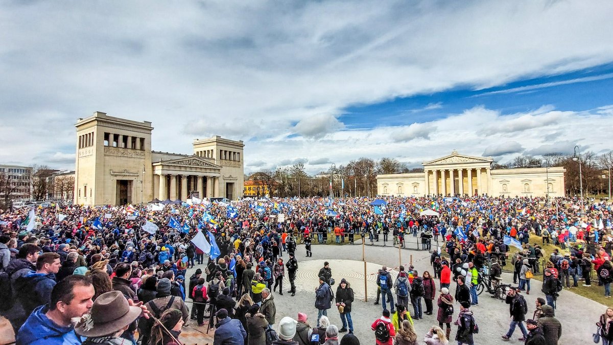 Demo des Bündnisses "München steht auf" auf dem Königsplatz