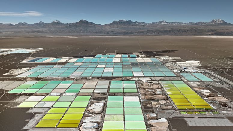 Foto vom weltweit größten Lithumbecken. Es befindet sich in der Atacama-Wüste | Bild:Edward Burtynsky, courtesy Nicholas Metivier Gallery, Toronto