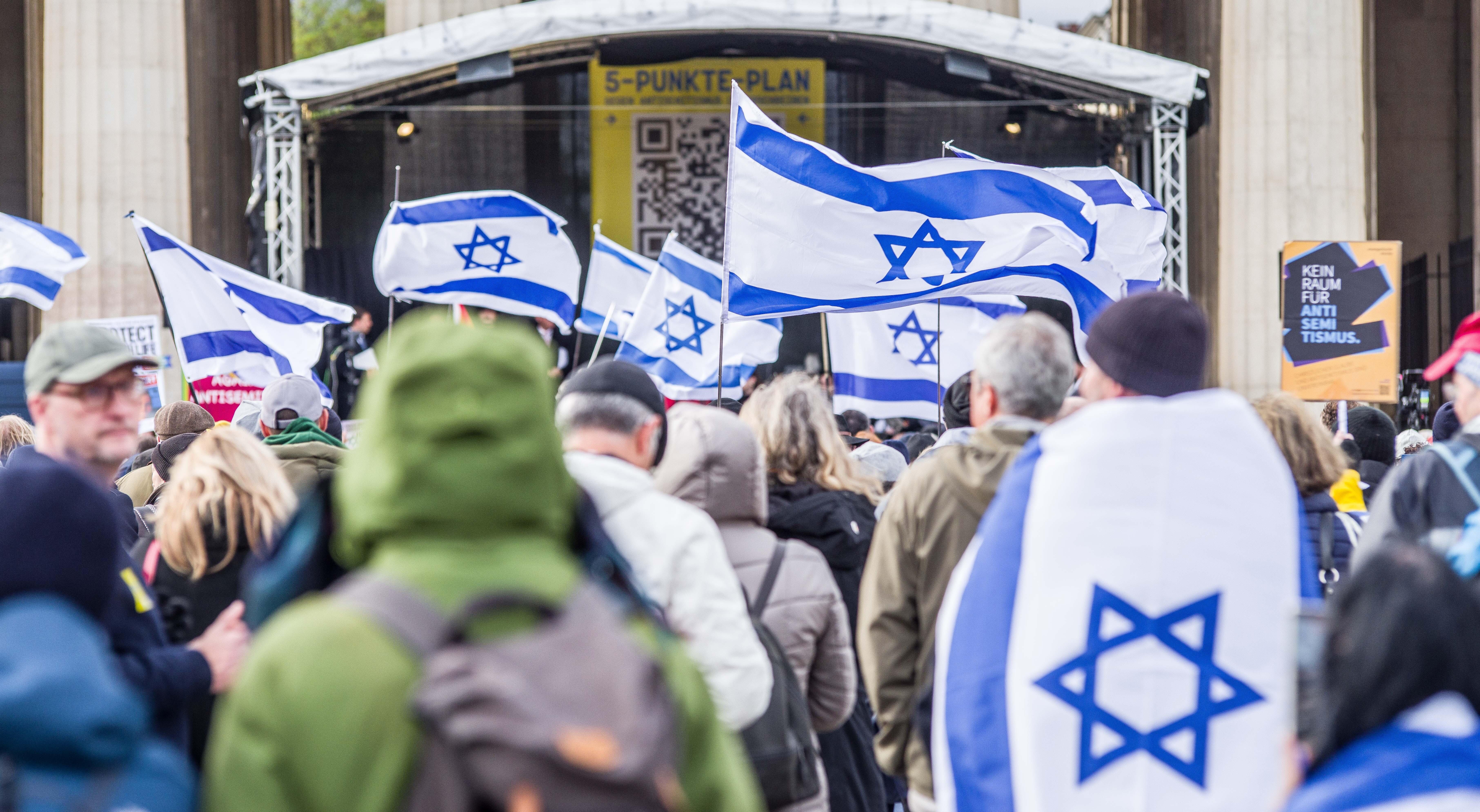 Demonstration gegen Hass und Antisemitismus am Vorabend des zweiten Jahrestags des Terroranschlags der Hamas in Israel in München.