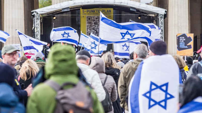 Demonstration gegen Hass und Antisemitismus am Vorabend des zweiten Jahrestags des Terroranschlags der Hamas in Israel in München. | Bild: picture alliance / ZUMAPRESS.com | Sachelle Babbar Demonstration gegen Hass und Antisemitismus am Vorabend des zweiten Jahrestags des Terroranschlags der Hamas in Israel in München.