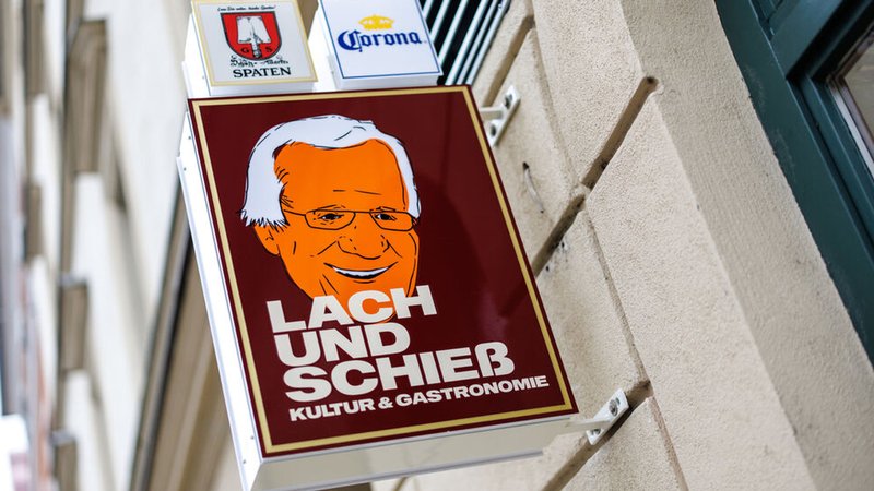 Das Logo der Münchner Lach- und Schießgesellschaft ist im Vorfeld einer Pressekonferenz zur Wiedereröffnung an der Fassade zu sehen. | Bild: dpa-Bildfunk/Matthias Balk Das Logo der Münchner Lach- und Schießgesellschaft ist im Vorfeld einer Pressekonferenz zur Wiedereröffnung an der Fassade zu sehen.