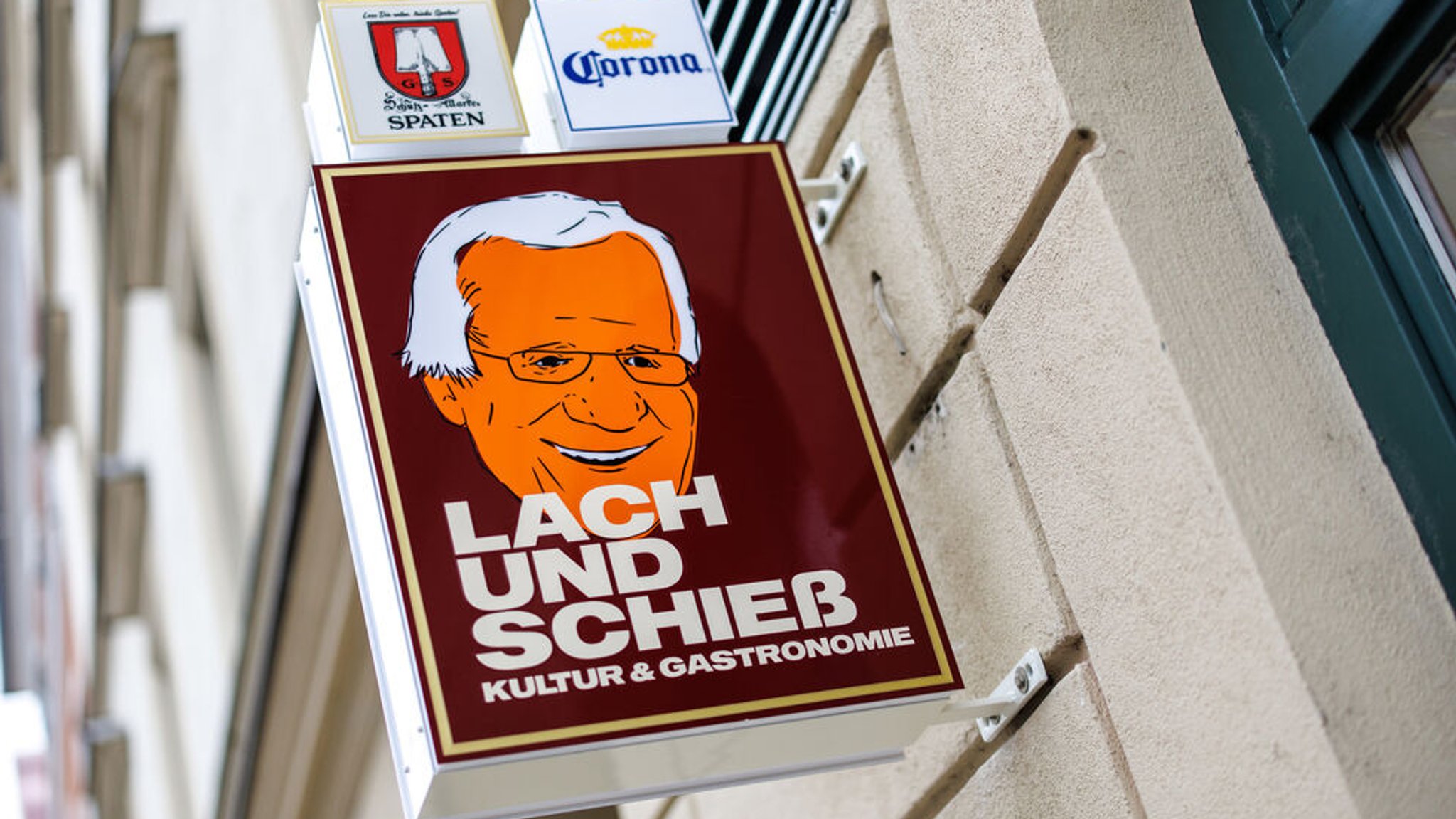  Das Logo der Münchner Lach- und Schießgesellschaft ist im Vorfeld einer Pressekonferenz zur Wiedereröffnung an der Fassade zu sehen.