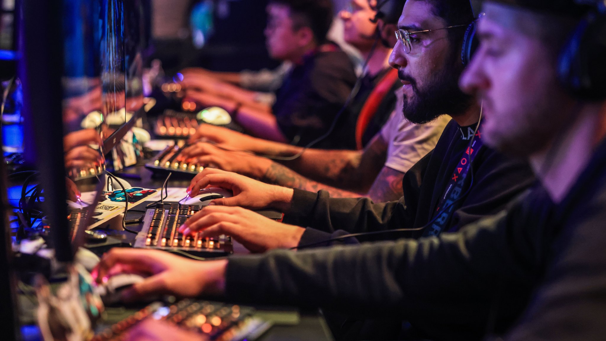 Spieler testen neue Gemas auf der Gamescom 2024 | Bild: picture alliance/dpa | Oliver Berg Spieler testen neue Gemas auf der Gamescom 2024