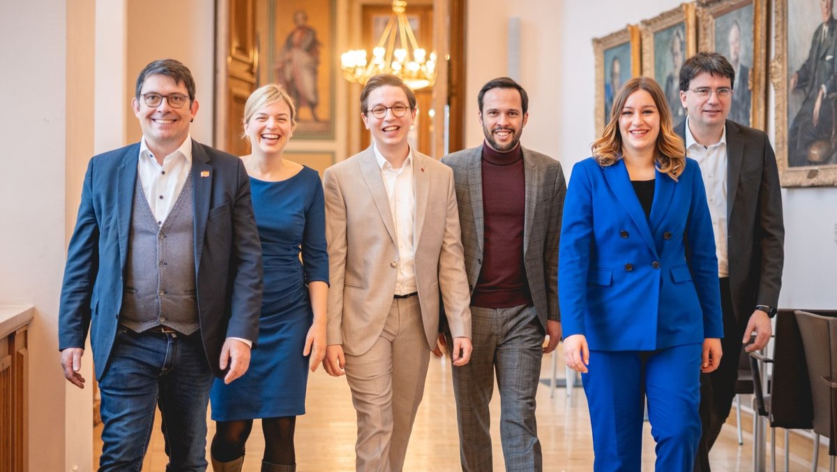 Einige Mitglieder des Bündnisses "Vote16" v.l.n.r.: Matthias Fack (BJR), Katharina Schulze (GRÜNE), Franz Wacker (KLJB), Martin Hagen (FDP), Maria Hörtrich (Junge Freie Wähler), Florian v. Brunn (SPD)
