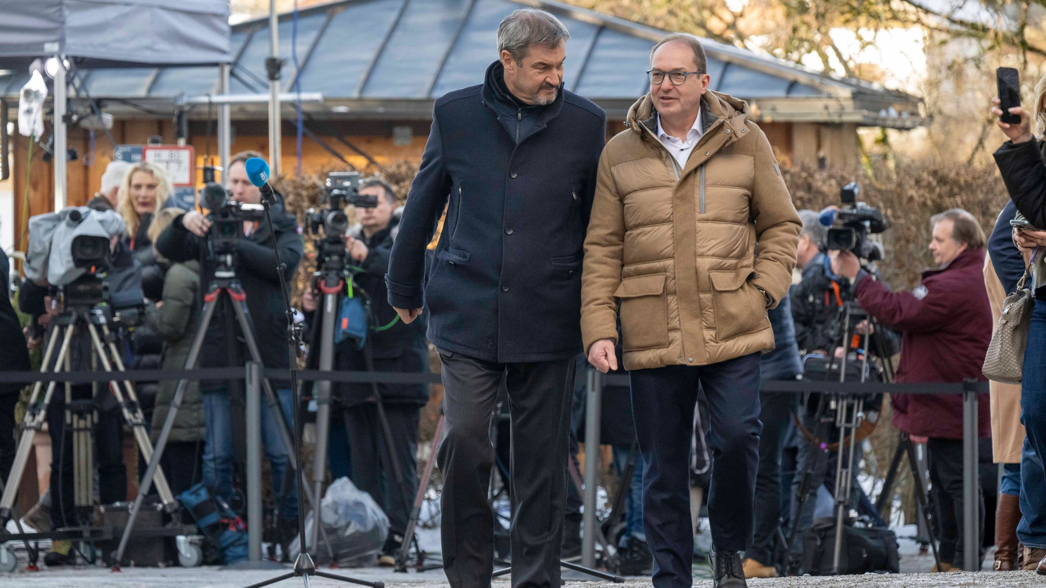 Alexander Dobrindt (r), CSU-Landesgruppenchef, und Markus Söder, CSU-Parteivorsitzender, gehen gemeinsamen nach dem Pressestatement zum Auftakt der Winterklausur der CSU-Landesgruppe im Bundestag zu den Tagungsräumen. Die dreitägige Veranstaltung findet im Kloster Seeon statt.