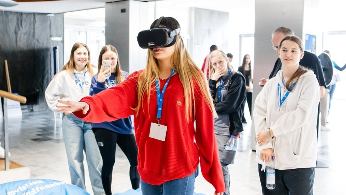Schülerin mit einer VR-Brille
