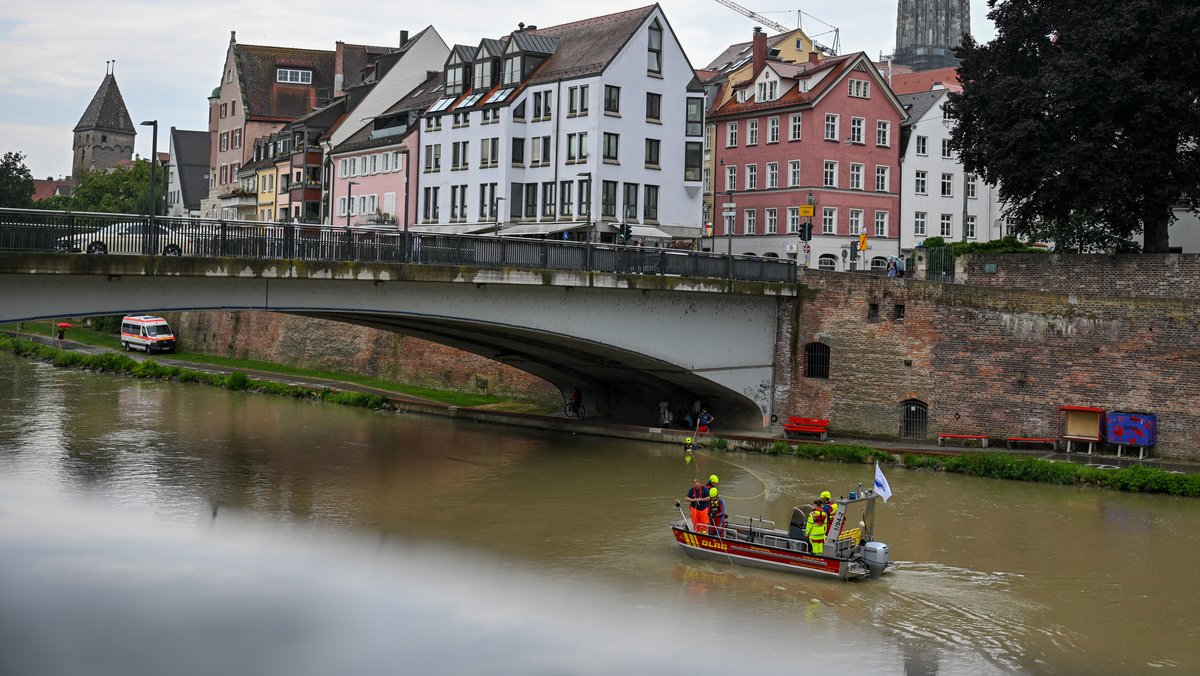 Tagelang hatten Einsatzkräfte auf der Donau zwischen Ulm und Neu-Ulm nach dem vermissten Schwimmer gesucht. Nun wurde seine Leiche geborgen.