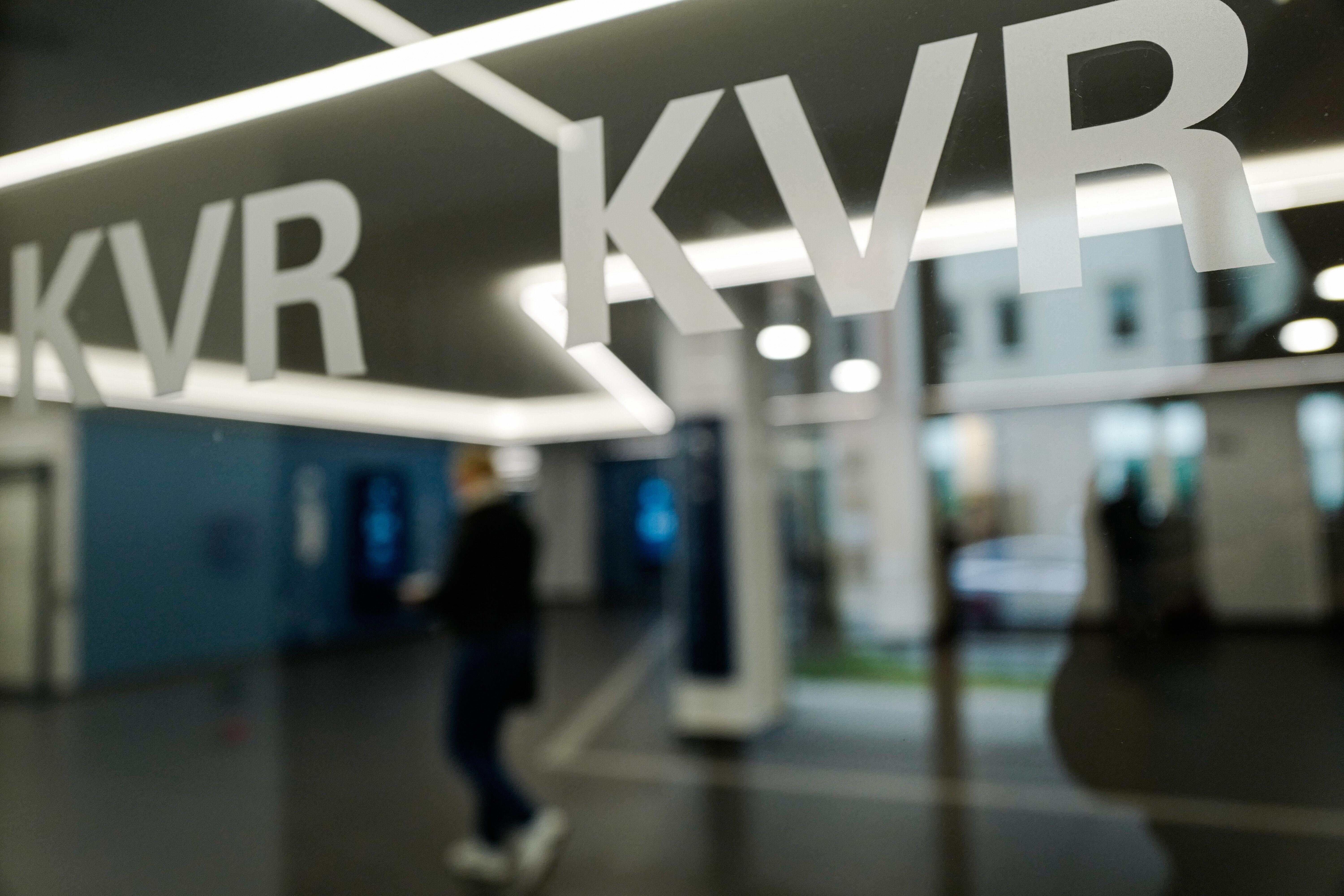 Der Schriftzug "KVR" an einer Glastür des Münchner Kreisverwaltungsreferats (Symbolbild).