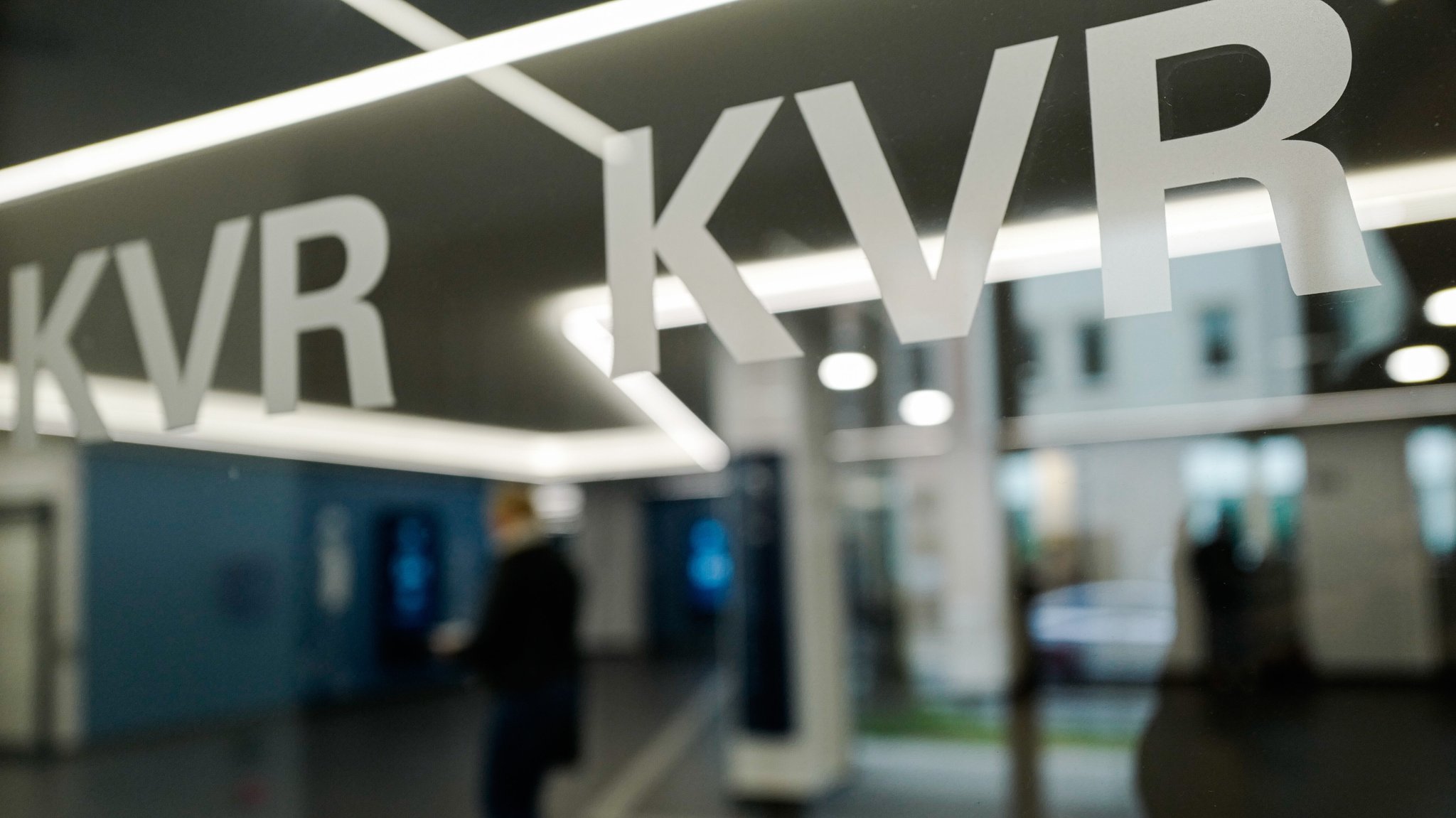 Der Schriftzug "KVR" an einer Glastür des Münchner Kreisverwaltungsreferats (Symbolbild).
