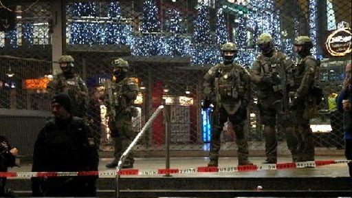 Junger Soldat besorgt es seiner Freundin Junger Soldat besorgt es seiner Freundin