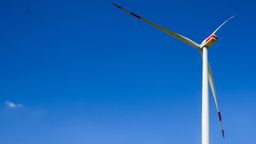 Der Propeller eines einsame Windrads vor blauem Himmel und Mini-Wolke - in der Region München könnten bald deutlich mehr stehen (Symbolbild) | Bild:dpa-Bildfunk / Julian Stratenschulte