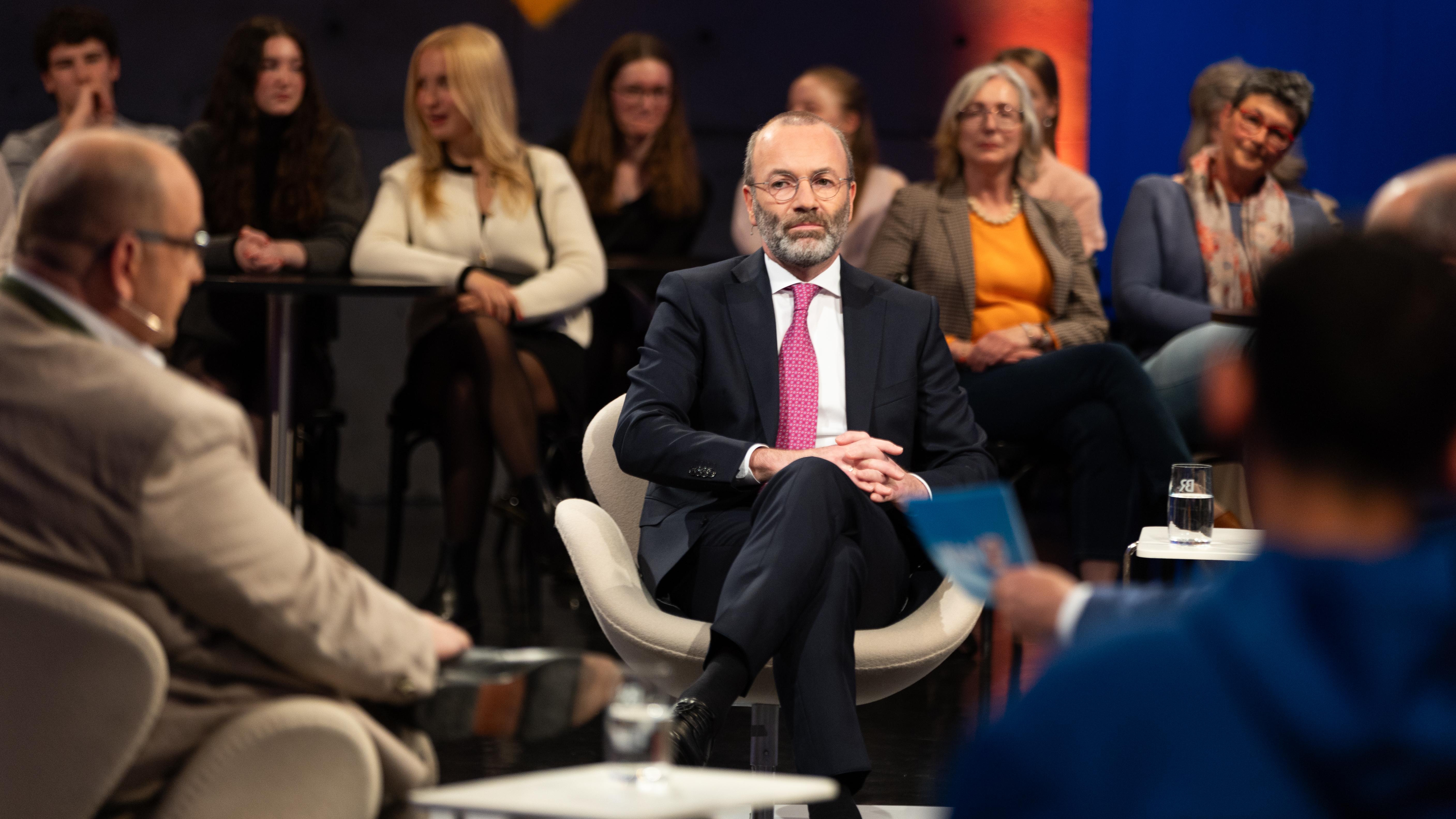 Manfred Weber, der Spitzenkandidat der CSU für die Europawahl, hat im BR24-Wahltalk im BR Fernsehen einen “Einstieg in europäische Verteidigungsstrukturen” gefordert. 