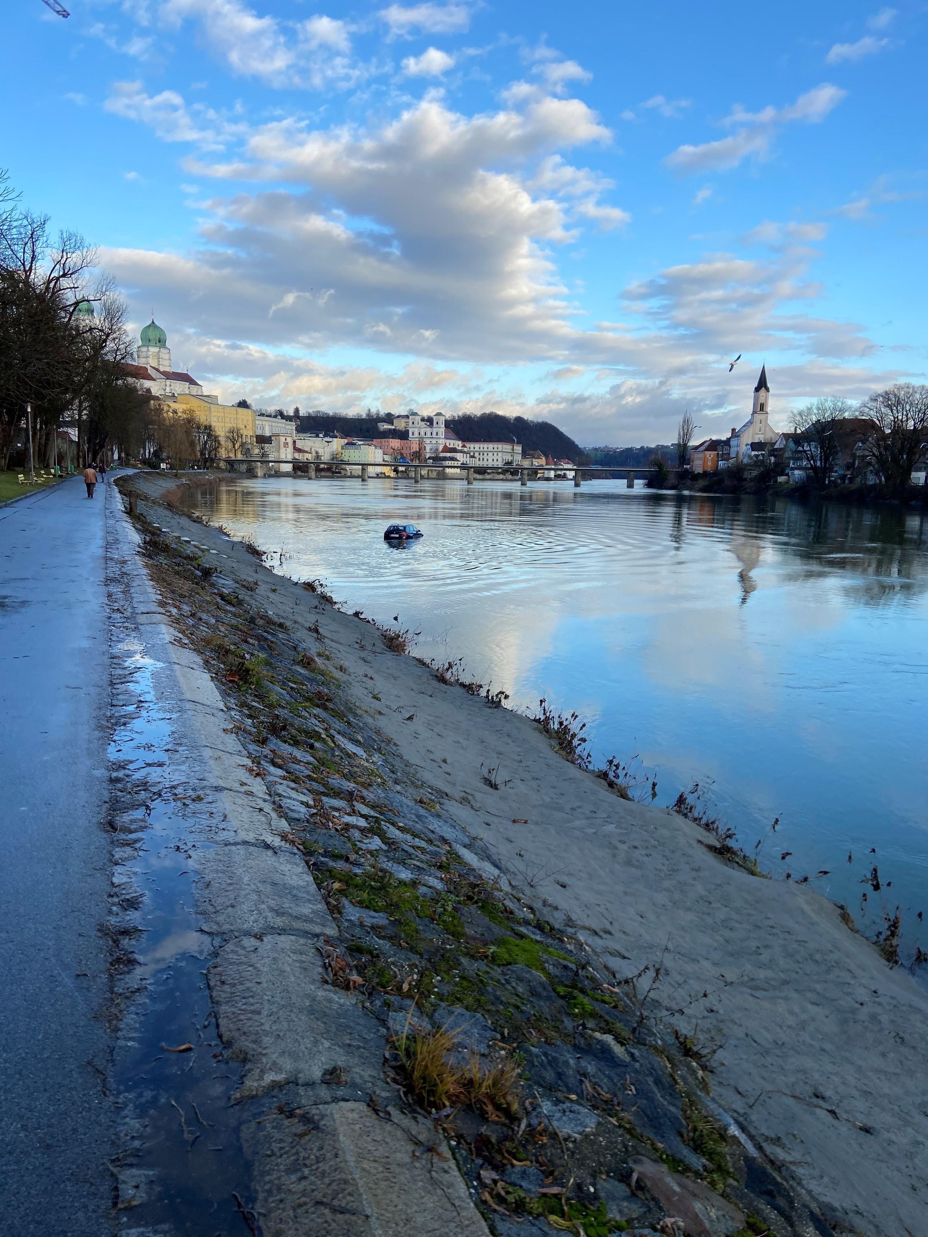 Der unbesetzte BMW im Fluss