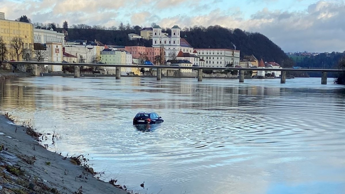 Parkendes Auto rollt in Passau in den Inn