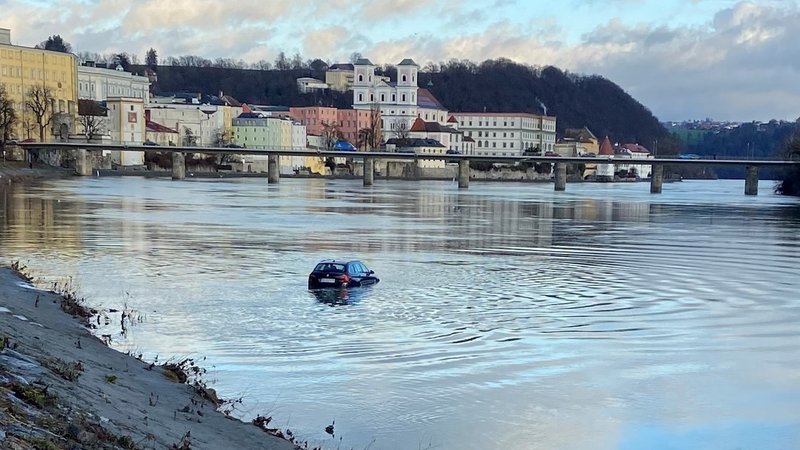 Der unbesetzte BMW im Fluss | Bild: Privat/M. AlSheekh Der unbesetzte BMW im Fluss