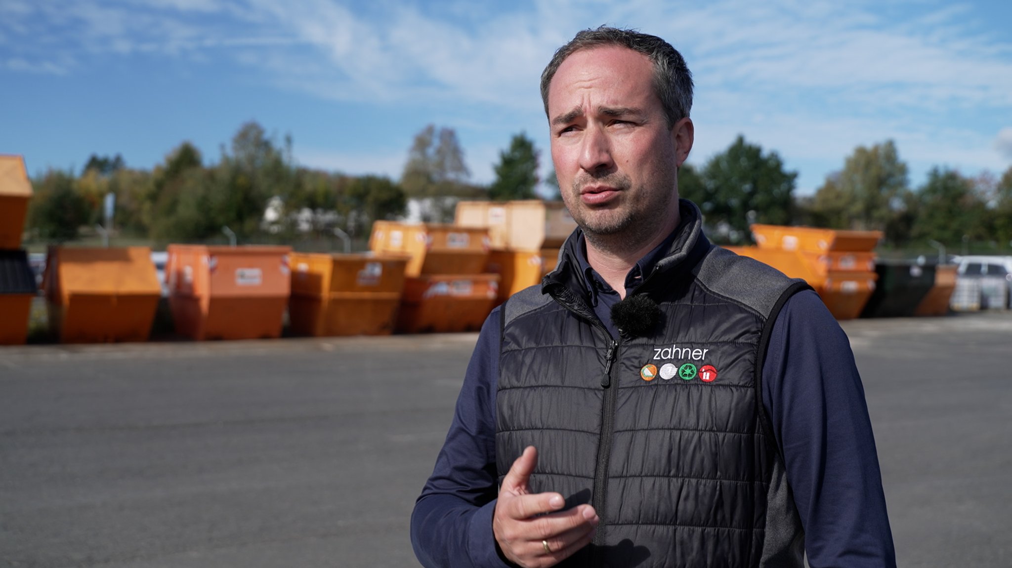 Firmenchef Sebastian Zahner - er hat bereits mehrere suchtkranke Menschen in seinem Betrieb übernommen. | Bild: Rudolf Heinz/BR Firmenchef Sebastian Zahner - er hat bereits mehrere suchtkranke Menschen in seinem Betrieb übernommen.