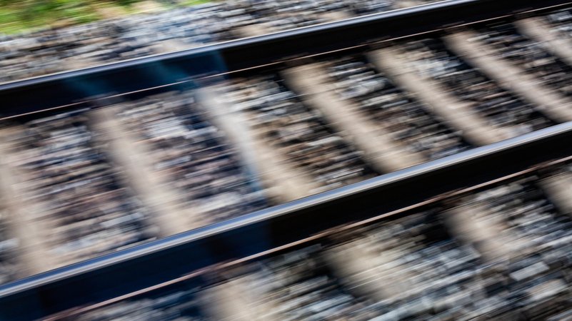 Blick aus einem fahrenden Zug auf Gleise. Es ist ein Symbolbild. | Bild: dpa-Bildfunk/Philipp von Ditfurth Blick aus einem fahrenden Zug auf Gleise. Es ist ein Symbolbild.