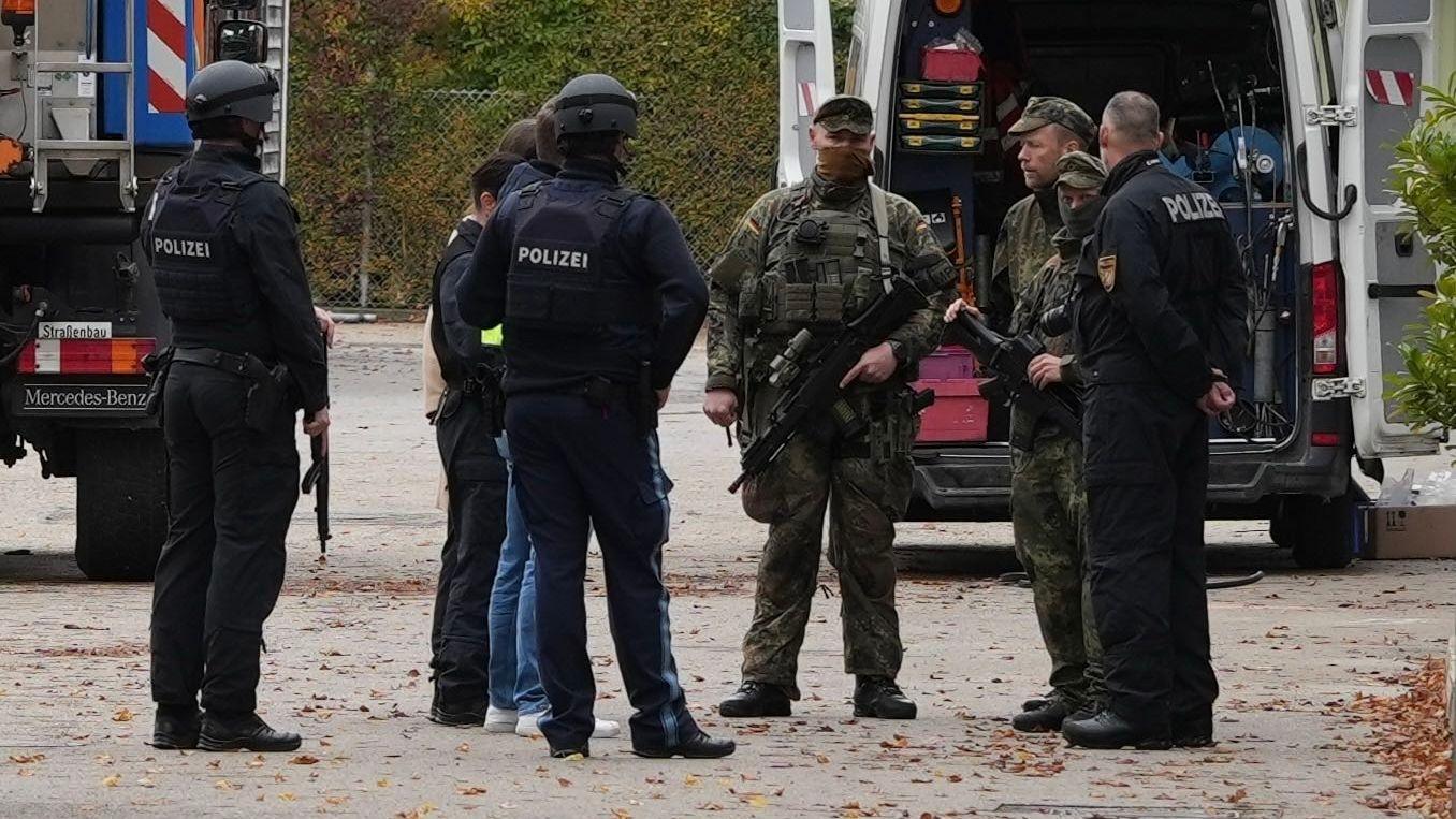 Bei einem bayernweiten Großmanöver der Bundeswehr ist in Erding ein Soldat angeschossen worden. 
