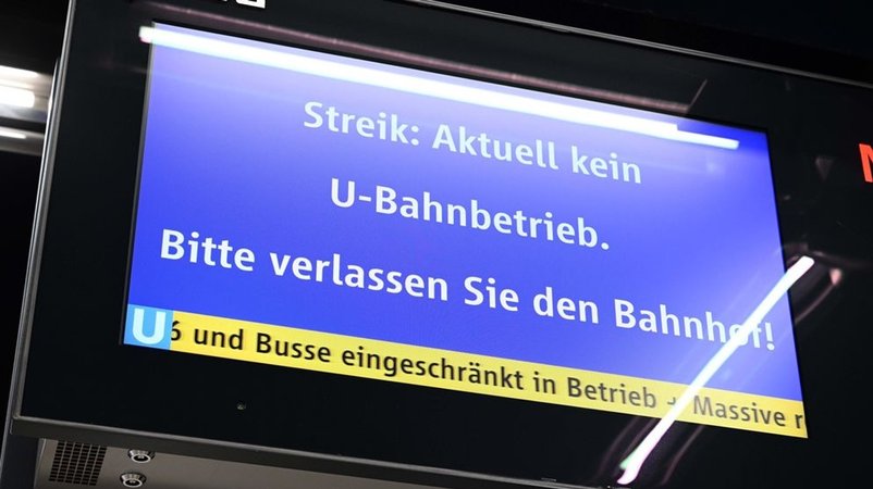 19.05.2023, Bayern, München: "Streik: Aktuell kein U-Bahn Betrieb" ist an einer Anzeigetafel in einem U-Bahn Bahnhof am Münchner Hauptbahnhof zu lesen. Warnstreiks finden heute im öffentlichen Nahverkehr in Bayern statt. Bestreikt werden laut Verdi die Verkehrsbetriebe in München, Nürnberg, Augsburg, Landshut, Bayreuth, Schweinfurt, Bamberg, Fürth und Regensburg. Foto: Felix Hörhager/dpa +++ dpa-Bildfunk +++