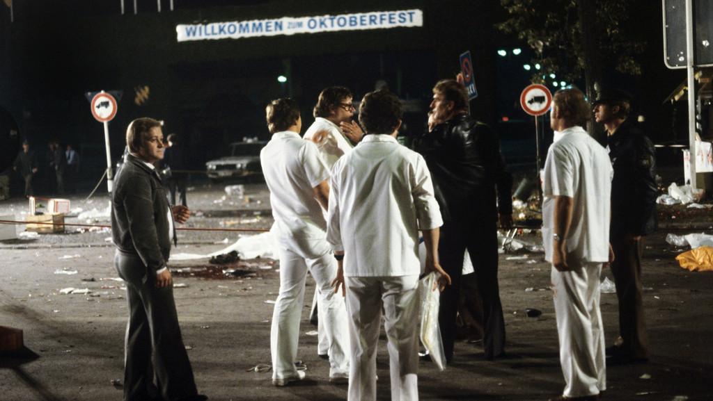 26.09.1980 : Mitarbeiter der Spurensicherung arbeiten am Tatort des Attentats auf dem Oktoberfest. 