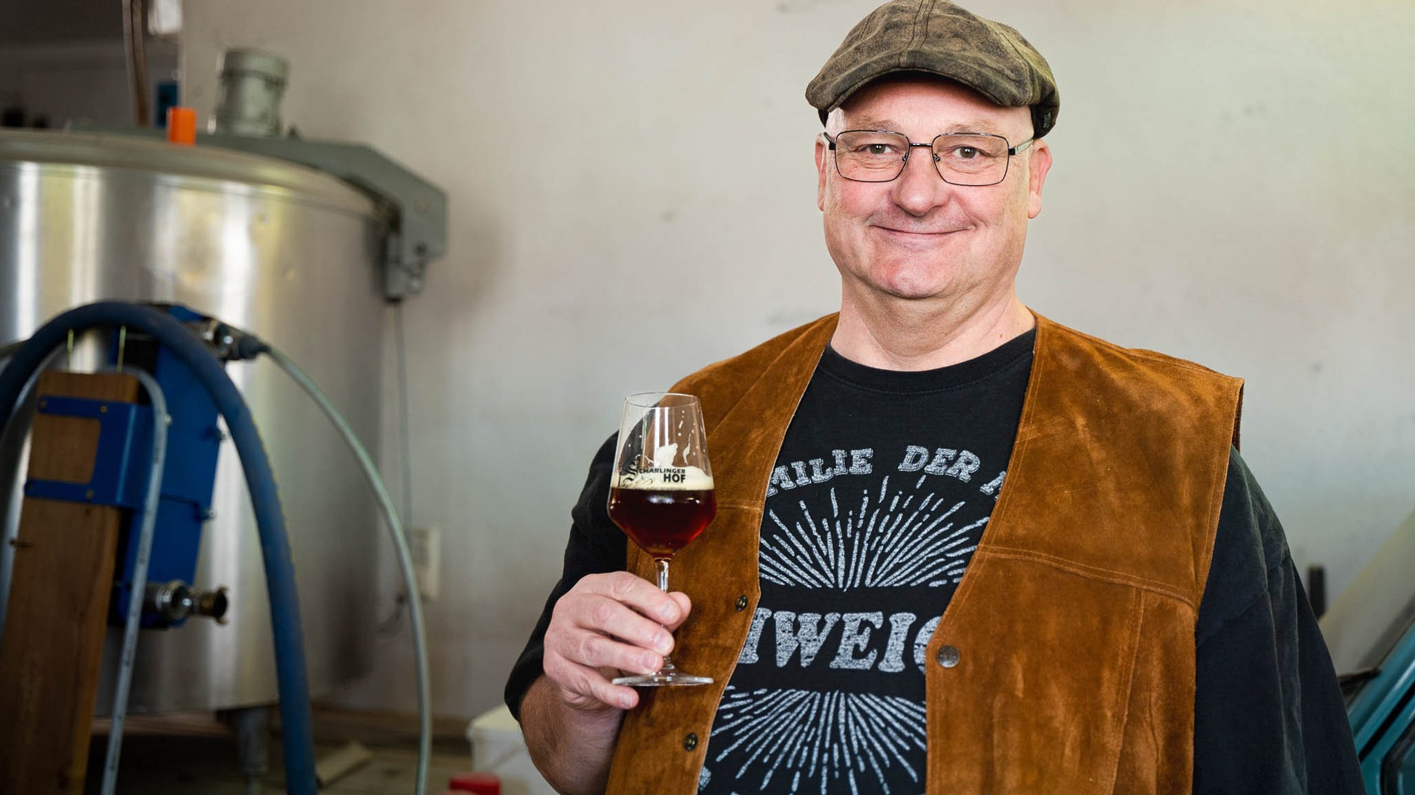 Bernd vor seinem frisch gebrauten Bier. | Bild: BR/Tabea Hofmann Bernd vor seinem frisch gebrauten Bier.