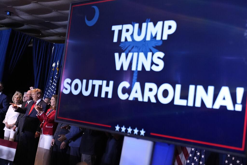 Trump hat die Vorwahl zur Präsidentschaftskandidatur der Republikaner im Bundesstaat South Carolina gewonnen. Das zeigt ein Schild, im Hintergrund ist Trump zu sehen.