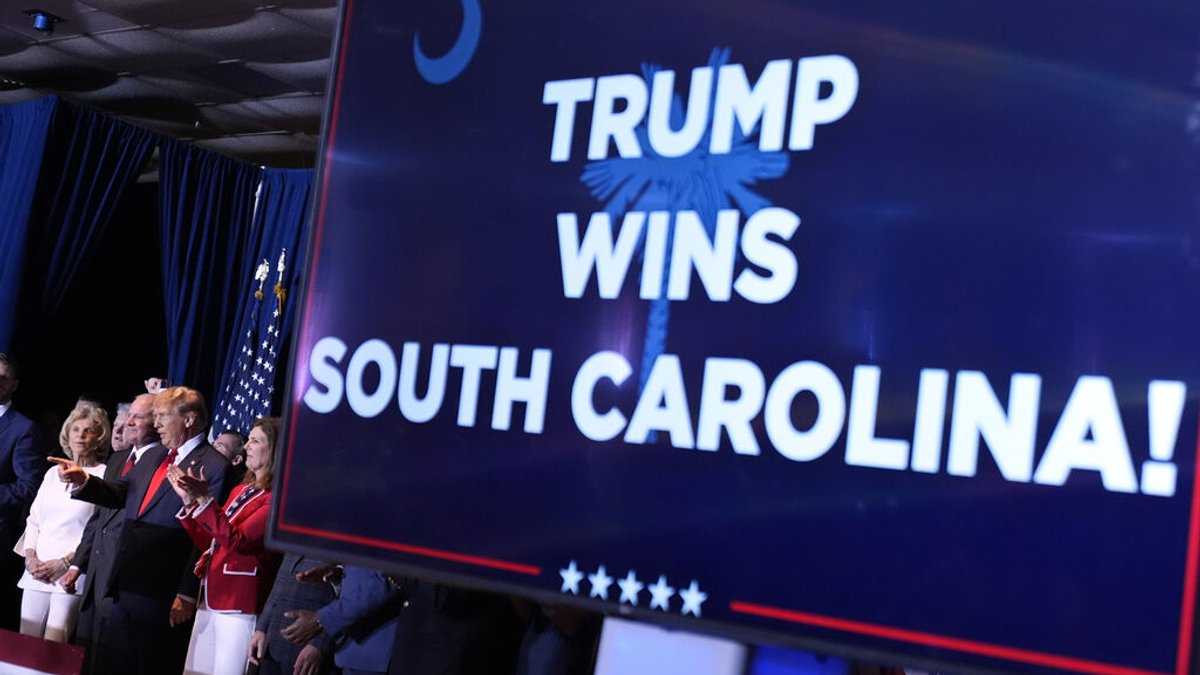Trump hat die Vorwahl zur Präsidentschaftskandidatur der Republikaner im Bundesstaat South Carolina gewonnen. Das zeigt ein Schild, im Hintergrund ist Trump zu sehen.
