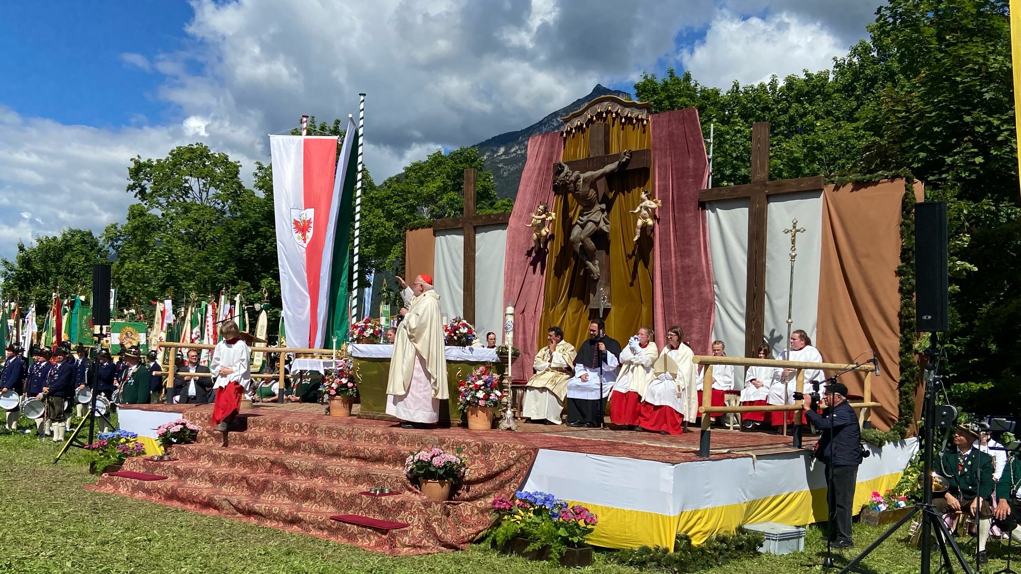 Der Münchner Kardinal Reinhard Marx auf einer Bühne beim Festgottesdienst