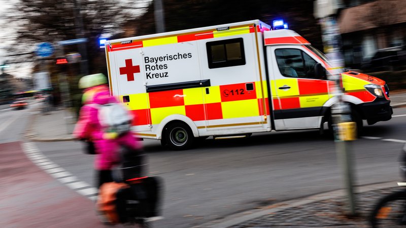 Rettungswagen vom Bayerischen Roten Kreuz in München (Symbolbild) | Bild: pa/dpa/Matthias Balk Rettungswagen vom Bayerischen Roten Kreuz in München (Symbolbild)