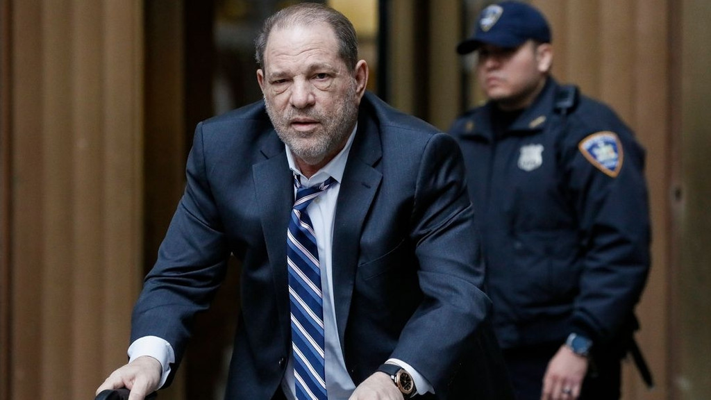 Der frühere US-Filmproduzent Harvey Weinstein ist im Prozess in Los Angeles im Fall einer Vergewaltigung und in zwei Fällen von sexuellen Übergriffen verurteilt worden.
